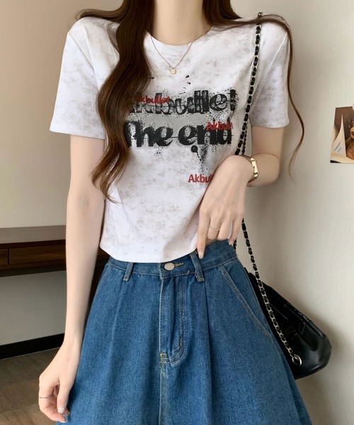 2ly2(トゥーリートゥー)の「ヴィンテージ風ロゴプリント クロップドTシャツ 半袖 コンパクトトップス(Tシャツ/カットソー・レディース・ブラック/ベージュ/グレー/ホワイト・FREE)」の1枚目の写真
