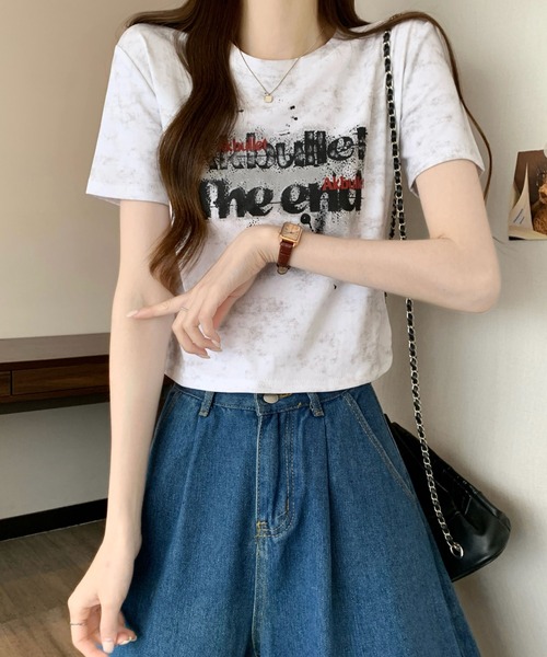 2ly2(トゥーリートゥー)の「ヴィンテージ風ロゴプリント クロップドTシャツ 半袖 コンパクトトップス(Tシャツ/カットソー・レディース・ブラック/ベージュ/グレー/ホワイト・FREE)」の5枚目の写真