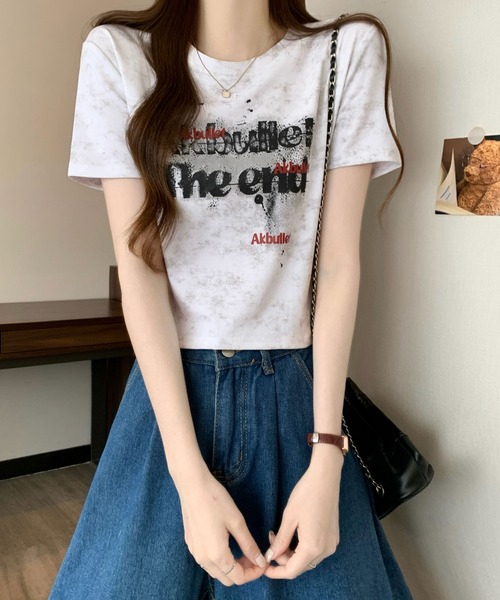 2ly2(トゥーリートゥー)の「ヴィンテージ風ロゴプリント クロップドTシャツ 半袖 コンパクトトップス(Tシャツ/カットソー・レディース・ブラック/ベージュ/グレー/ホワイト・FREE)」の6枚目の写真