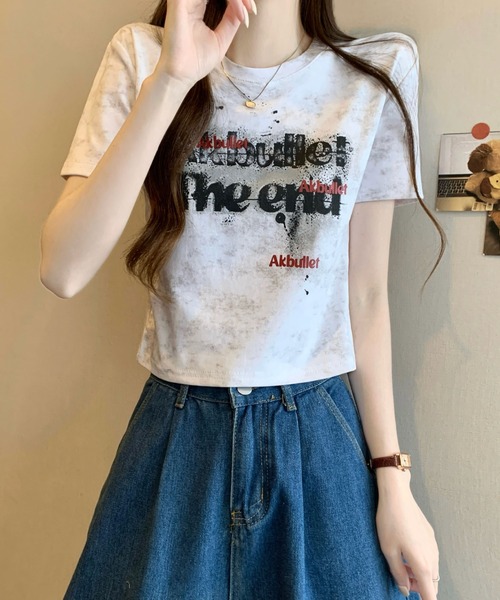 2ly2(トゥーリートゥー)の「ヴィンテージ風ロゴプリント クロップドTシャツ 半袖 コンパクトトップス(Tシャツ/カットソー・レディース・ブラック/ベージュ/グレー/ホワイト・FREE)」の9枚目の写真