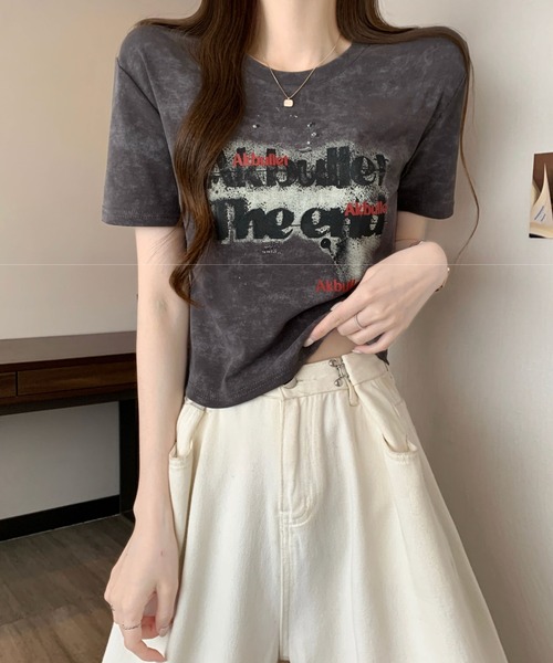 2ly2(トゥーリートゥー)の「ヴィンテージ風ロゴプリント クロップドTシャツ 半袖 コンパクトトップス(Tシャツ/カットソー・レディース・ブラック/ベージュ/グレー/ホワイト・FREE)」の15枚目の写真