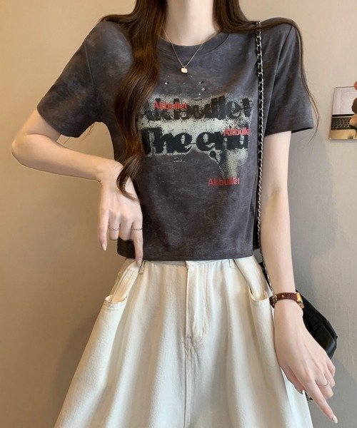 2ly2(トゥーリートゥー)の「ヴィンテージ風ロゴプリント クロップドTシャツ 半袖 コンパクトトップス(Tシャツ/カットソー・レディース・ブラック/ベージュ/グレー/ホワイト・FREE)」の16枚目の写真