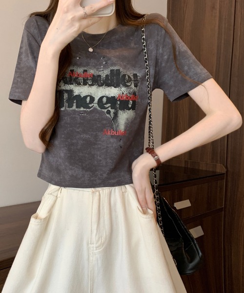 2ly2(トゥーリートゥー)の「ヴィンテージ風ロゴプリント クロップドTシャツ 半袖 コンパクトトップス(Tシャツ/カットソー・レディース・ブラック/ベージュ/グレー/ホワイト・FREE)」の19枚目の写真