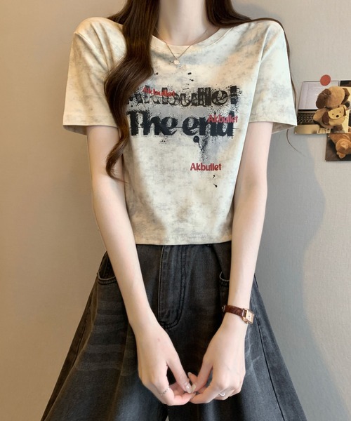 2ly2(トゥーリートゥー)の「ヴィンテージ風ロゴプリント クロップドTシャツ 半袖 コンパクトトップス(Tシャツ/カットソー・レディース・ブラック/ベージュ/グレー/ホワイト・FREE)」の21枚目の写真