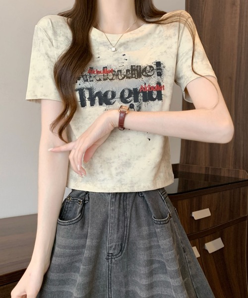 2ly2(トゥーリートゥー)の「ヴィンテージ風ロゴプリント クロップドTシャツ 半袖 コンパクトトップス(Tシャツ/カットソー・レディース・ブラック/ベージュ/グレー/ホワイト・FREE)」の22枚目の写真