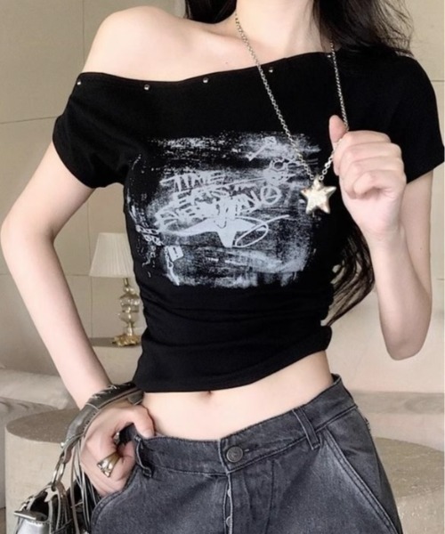 LADY LIKE(レディライク)の「スタッズ付きワンショルダーTシャツ(Tシャツ/カットソー・レディース・ホワイト/ブラック・M)」の1枚目の写真