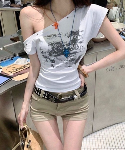 LADY LIKE(レディライク)の「スタッズ付きワンショルダーTシャツ(Tシャツ/カットソー・レディース・ホワイト/ブラック・M)」の6枚目の写真