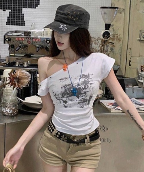 LADY LIKE(レディライク)の「スタッズ付きワンショルダーTシャツ(Tシャツ/カットソー・レディース・ホワイト/ブラック・M)」の8枚目の写真