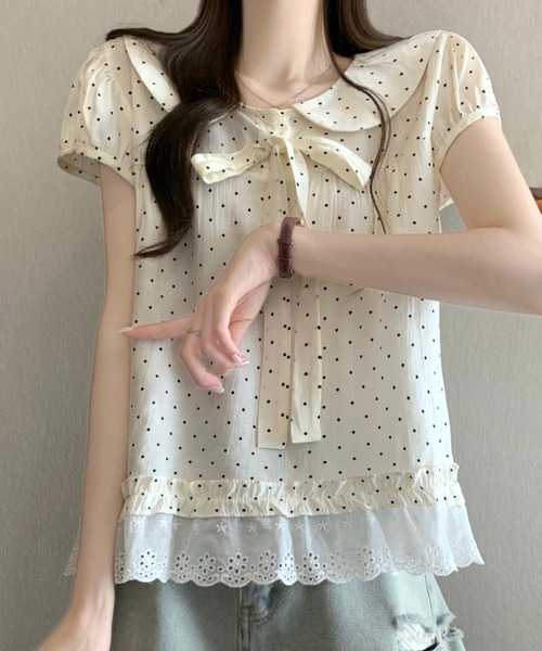 AMAJI(アマジ)の「ドット柄 リボンタイ フリル切替 クロップドブラウス(シャツ/ブラウス・レディース・ベージュ/ネイビー・FREE)」の1枚目の写真