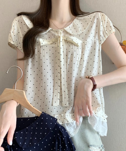 AMAJI(アマジ)の「ドット柄 リボンタイ フリル切替 クロップドブラウス(シャツ/ブラウス・レディース・ベージュ/ネイビー・FREE)」の4枚目の写真