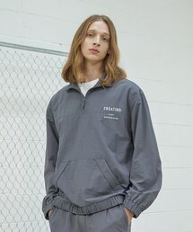ADHOC（アドホック）の「男性ディテール半ジップウーブントップ (DK-GREY) (HZ8LT03-36)（ナイロンジャケット）」