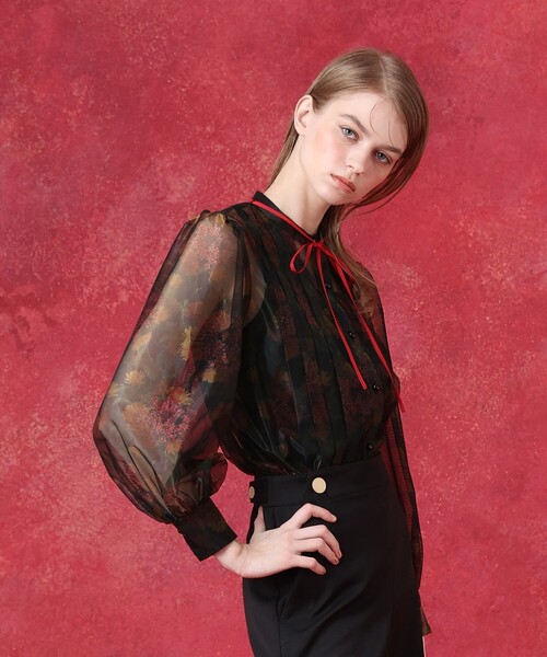 LOULOU WILLOUGHBY（ルルウィルビー）の「グロッシーフラワーブラウス（シャツ/ブラウス・レディース・ブラック系その他・2）」の4枚目の写真