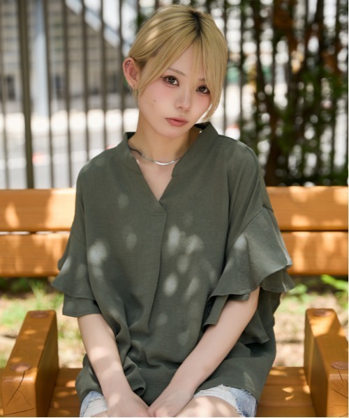 GORGE（ゴージ）の「《袖フリル・抜け感》カットスキッパーシャツ／フェミニン×ナチュラル／春夏／全4色（シャツ/ブラウス・レディース・ブラック/チャコール/アイボリー/ブルー・F）」の4枚目の写真