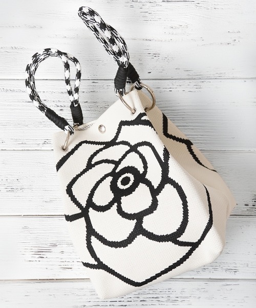 1111clothing(ワンフォークロージング)の「花柄 ジャガードニット ミニ巾着バッグ / Floral Jacquard Knit Mini Drawstring Bag(ハンドバッグ・レディース・ブラック/アイボリー・FREE)」の2枚目の写真