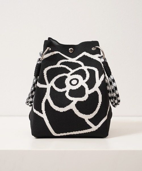1111clothing(ワンフォークロージング)の「花柄 ジャガードニット ミニ巾着バッグ / Floral Jacquard Knit Mini Drawstring Bag(ハンドバッグ・レディース・ブラック/アイボリー・FREE)」の6枚目の写真