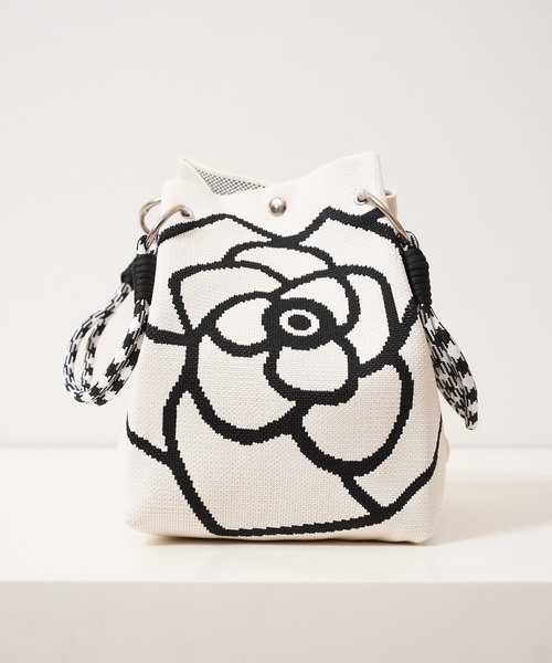 1111clothing(ワンフォークロージング)の「花柄 ジャガードニット ミニ巾着バッグ / Floral Jacquard Knit Mini Drawstring Bag(ハンドバッグ・レディース・ブラック/アイボリー・FREE)」の5枚目の写真