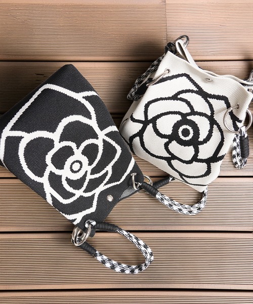 1111clothing(ワンフォークロージング)の「花柄 ジャガードニット ミニ巾着バッグ / Floral Jacquard Knit Mini Drawstring Bag(ハンドバッグ・レディース・ブラック/アイボリー・FREE)」の3枚目の写真