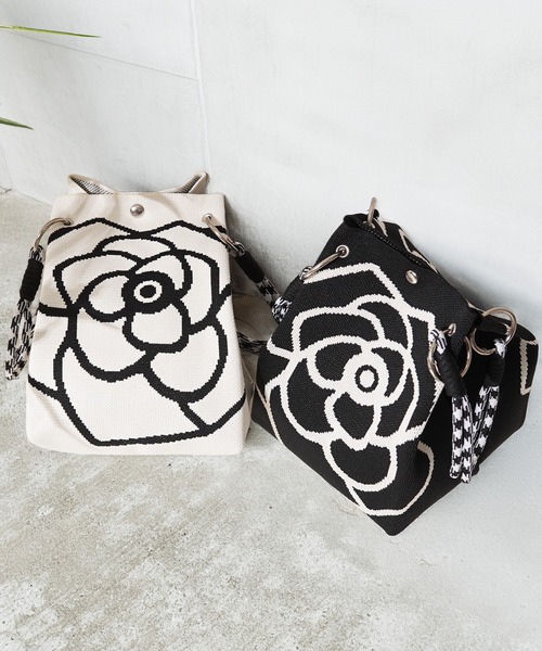 1111clothing(ワンフォークロージング)の「花柄 ジャガードニット ミニ巾着バッグ / Floral Jacquard Knit Mini Drawstring Bag(ハンドバッグ・レディース・ブラック/アイボリー・FREE)」の4枚目の写真