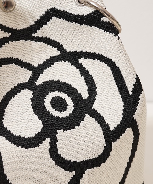 1111clothing(ワンフォークロージング)の「花柄 ジャガードニット ミニ巾着バッグ / Floral Jacquard Knit Mini Drawstring Bag(ハンドバッグ・レディース・ブラック/アイボリー・FREE)」の8枚目の写真