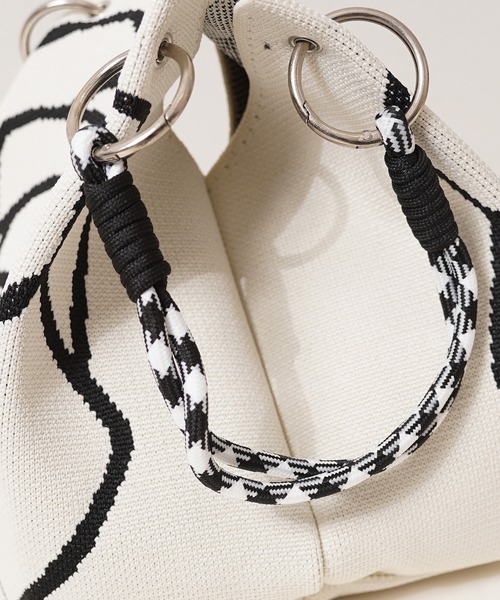 1111clothing(ワンフォークロージング)の「花柄 ジャガードニット ミニ巾着バッグ / Floral Jacquard Knit Mini Drawstring Bag(ハンドバッグ・レディース・ブラック/アイボリー・FREE)」の12枚目の写真