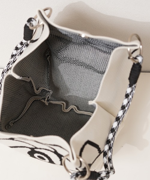 1111clothing(ワンフォークロージング)の「花柄 ジャガードニット ミニ巾着バッグ / Floral Jacquard Knit Mini Drawstring Bag(ハンドバッグ・レディース・ブラック/アイボリー・FREE)」の13枚目の写真
