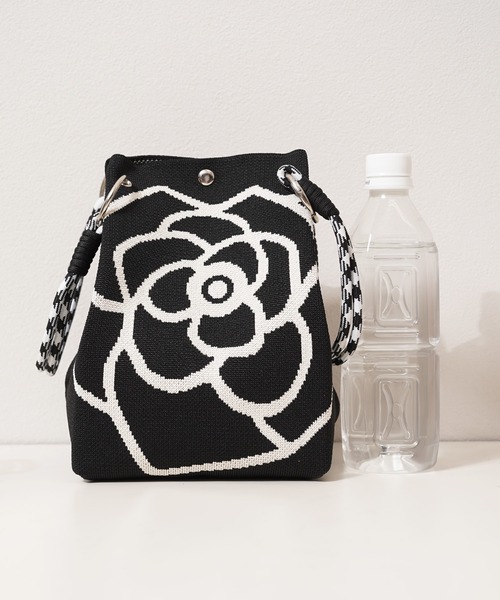 1111clothing(ワンフォークロージング)の「花柄 ジャガードニット ミニ巾着バッグ / Floral Jacquard Knit Mini Drawstring Bag(ハンドバッグ・レディース・ブラック/アイボリー・FREE)」の14枚目の写真