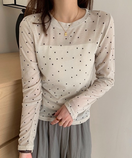 Girly Doll(ガーリードール)の「クルーネックドット柄カットソー(Tシャツ/カットソー・レディース・ベージュ/グレー・FREE)」の2枚目の写真