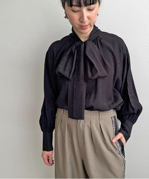 LHELBIE(レルビエ)の「ビッグボウタイブラウス(シャツ/ブラウス・レディース・ブラック/グレー/オフホワイト・M)」の21枚目の写真