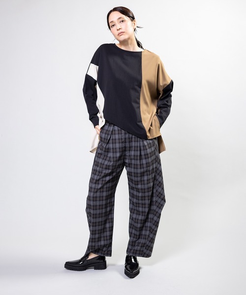 OSMOSIS（オズモーシス）の「アシンメトリーヘム切替長袖Tシャツ（Tシャツ/カットソー・レディース・チャコール/アイボリー/ブラック・ONE SIZE）」の4枚目の写真