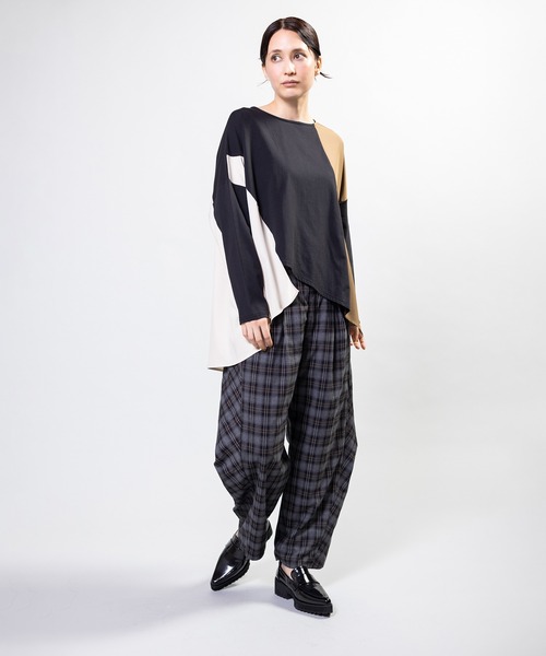 OSMOSIS（オズモーシス）の「アシンメトリーヘム切替長袖Tシャツ（Tシャツ/カットソー・レディース・チャコール/アイボリー/ブラック・ONE SIZE）」の5枚目の写真