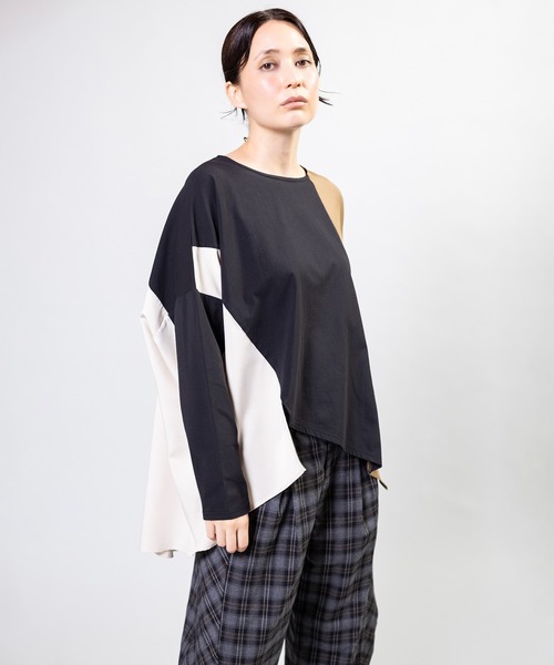 OSMOSIS（オズモーシス）の「アシンメトリーヘム切替長袖Tシャツ（Tシャツ/カットソー・レディース・チャコール/アイボリー/ブラック・ONE SIZE）」の11枚目の写真