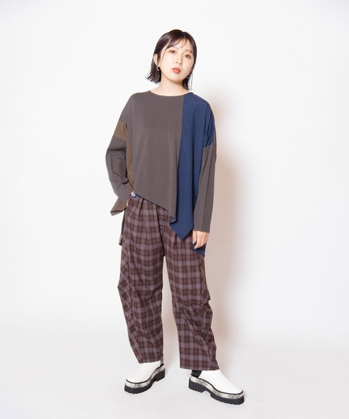 OSMOSIS（オズモーシス）の「アシンメトリーヘム切替長袖Tシャツ（Tシャツ/カットソー・レディース・チャコール/アイボリー/ブラック・ONE SIZE）」の13枚目の写真