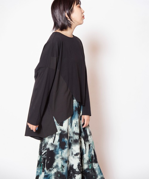 OSMOSIS（オズモーシス）の「アシンメトリーヘム切替長袖Tシャツ（Tシャツ/カットソー・レディース・チャコール/アイボリー/ブラック・ONE SIZE）」の21枚目の写真