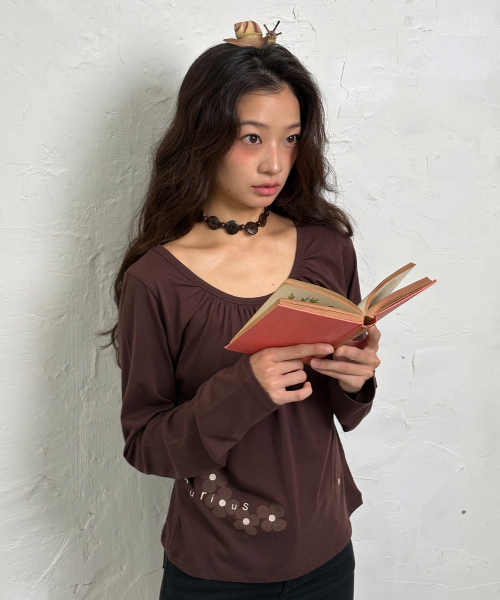 ITZAVIBE(イッザバイブ)の「フラワーシャーリング スリム ロングスリーブ - ブラウン(Tシャツ/カットソー・レディース・その他・FREE)」の1枚目の写真
