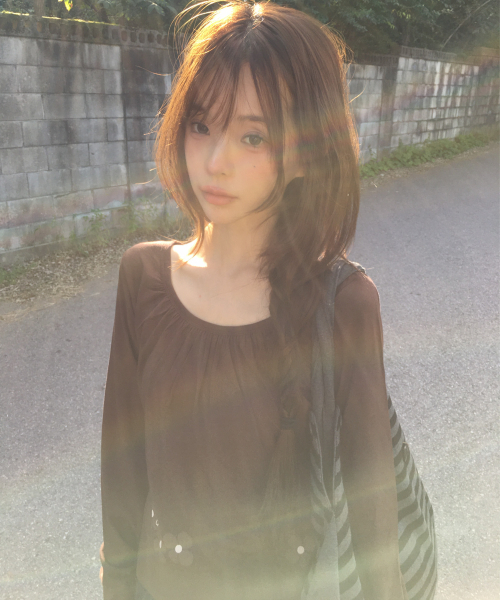 ITZAVIBE(イッザバイブ)の「フラワーシャーリング スリム ロングスリーブ - ブラウン(Tシャツ/カットソー・レディース・その他・FREE)」の2枚目の写真