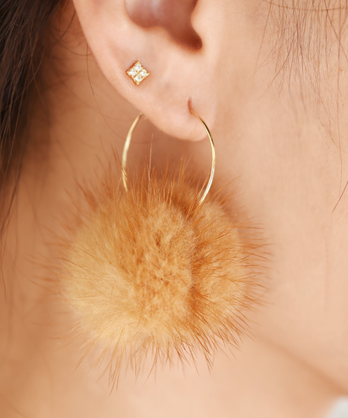 Luz Llena (NEY)（ラズレナニー）の「ゴールドフープ・ファーピアス（ピアス（両耳用）・レディース・ベージュ/ネイビー/オフホワイト/グレー/ブラック/カーキ・ﾌﾘ-）」の4枚目の写真