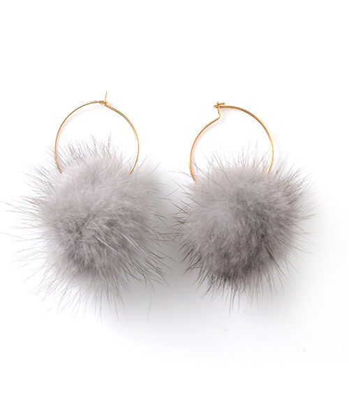 Luz Llena (NEY)（ラズレナニー）の「ゴールドフープ・ファーピアス（ピアス（両耳用）・レディース・ベージュ/ネイビー/オフホワイト/グレー/ブラック/カーキ・ﾌﾘ-）」の3枚目の写真