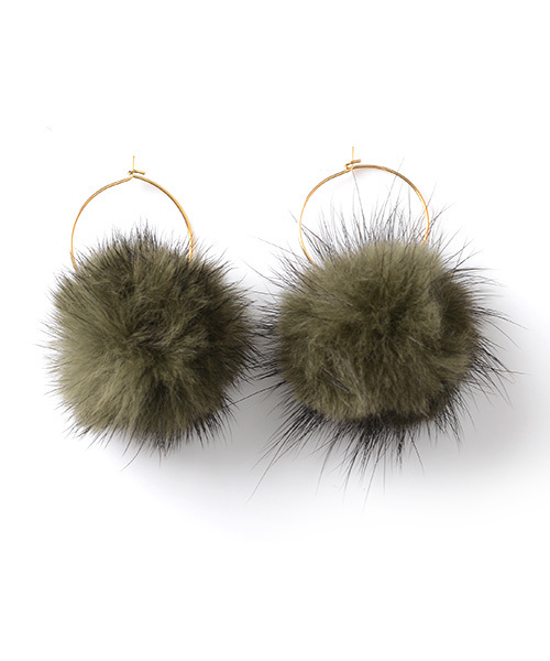 Luz Llena (NEY)（ラズレナニー）の「ゴールドフープ・ファーピアス（ピアス（両耳用）・レディース・ベージュ/ネイビー/オフホワイト/グレー/ブラック/カーキ・ﾌﾘ-）」の5枚目の写真