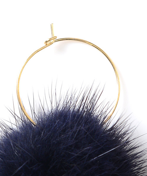 Luz Llena (NEY)（ラズレナニー）の「ゴールドフープ・ファーピアス（ピアス（両耳用）・レディース・ベージュ/ネイビー/オフホワイト/グレー/ブラック/カーキ・ﾌﾘ-）」の9枚目の写真