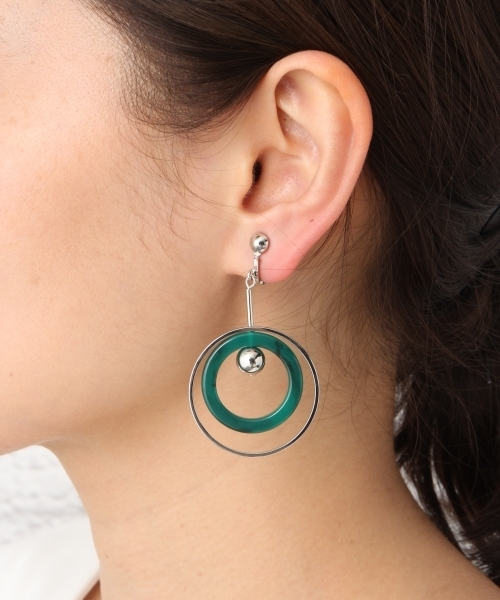 LEPSIM（レプシィム）の「ラウンドモチーフイヤリング　748946（イヤリング・レディース・ライトグレー/ブルー/グリーン・ONE SIZE）」の3枚目の写真