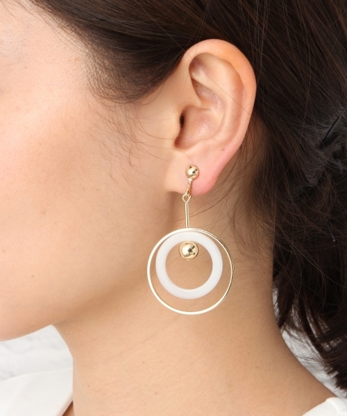 LEPSIM（レプシィム）の「ラウンドモチーフイヤリング　748946（イヤリング・レディース・ライトグレー/ブルー/グリーン・ONE SIZE）」の2枚目の写真