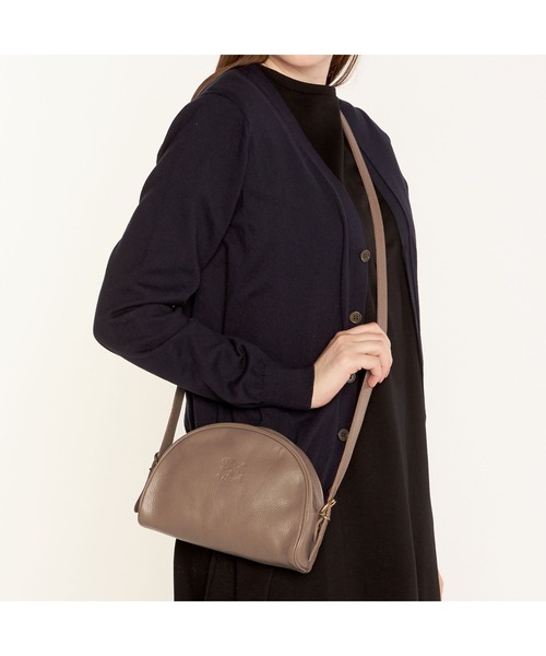 IL BISONTE(イルビゾンテ)の「IL BISONTE / ORIGINAL LEATHER / クロスボディバッグ(ショルダーバッグ・レディース・ブラック/ダークブラウン/ネイビー/グレー/オリーブ/レッド/ライトブラウン/ナチュラル/グリーン/オレンジ/レンガ・FREE)」の13枚目の写真