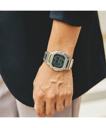 J*.様 CASIO デジタル腕時計 シルバー カシオの新作クラシック腕時計、“気分に合わせてベルトをチェンジ