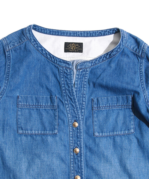 AMERICAN RAG CIE(アメリカンラグシー)の「ノーカラーデニムワンピース【WEB限定】(ワンピース・レディース・インディゴブルー・FREE)」の2枚目の写真