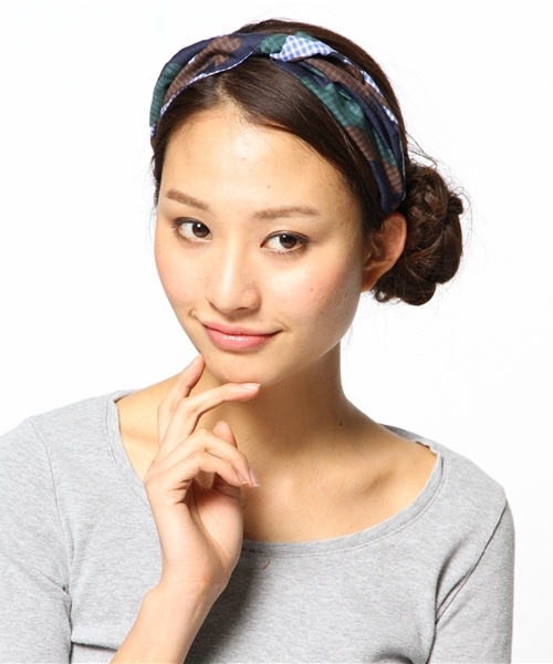 Khaju（カージュ）の「Khaju:カモ×ギンガムヘアバンド（カチューシャ・レディース・カーキ/ライトブルー・ONE SIZE）」の3枚目の写真