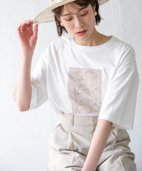 LOWRYS FARM（ローリーズファーム）の「ＡＲＴプリントＴＥＥ　877226（Tシャツ/カットソー・レディース・チャコールグレー/アイボリー/オフホワイト/グレー系その他/ホワイト系その他・FREE）」の2枚目の写真