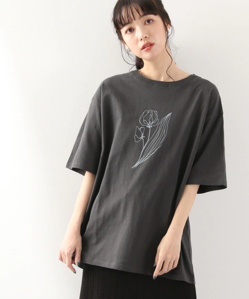 LOWRYS FARM（ローリーズファーム）の「ＡＲＴプリントＴＥＥ　877226（Tシャツ/カットソー・レディース・チャコールグレー/アイボリー/オフホワイト/グレー系その他/ホワイト系その他・FREE）」の3枚目の写真