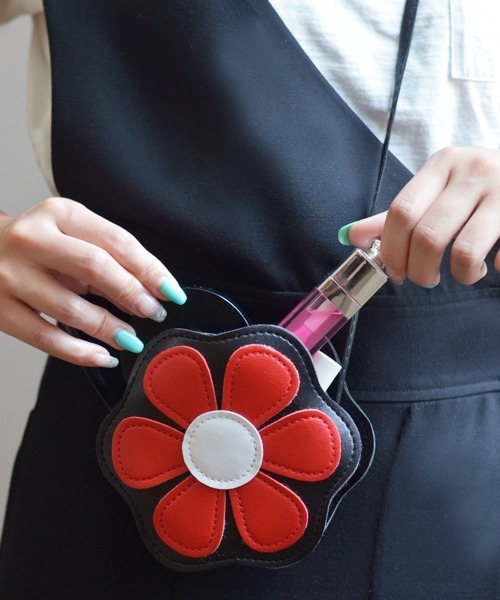 Fun & Daily(ファンアンドデイリー)の「F&D : フラワーミニポーチ(ショルダーバッグ・レディース・レッド/イエロー/ブルー・FREE)」の9枚目の写真