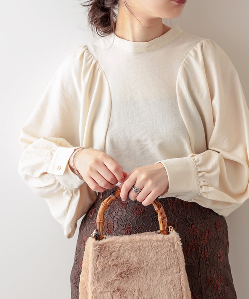 natural couture（ナチュラルクチュール）の「スタンドカラー袖コンシャスブラウス（シャツ/ブラウス・レディース・オフホワイト/ブラック/モカ/ベージュ/ブルー・FREE）」の2枚目の写真