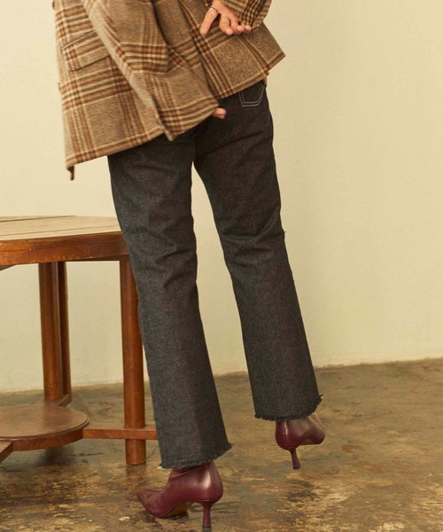 ANGIE（アンジー）の「カットオフセミフレアデニム【スタイリスト知念美加子さん×ANGIE 別注】（デニムパンツ・レディース・ブラック/インディゴブルー・SMALL/MEDIUM/LARGE）」の14枚目の写真